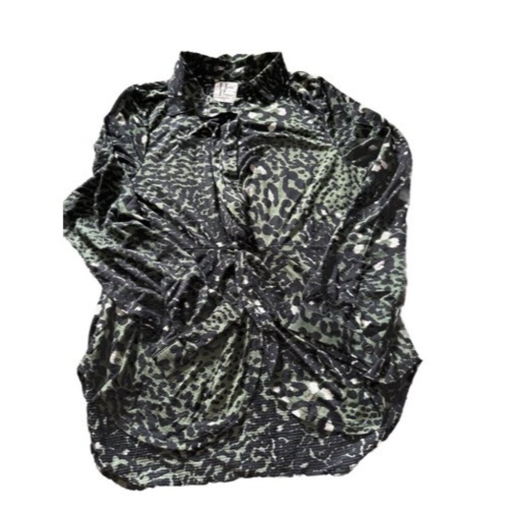 Haute Project los angeles flowly green animal print Size large buttons Collar